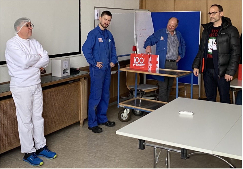 Personen in Werksraum