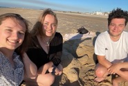 Schülerinnen und Schüler am Strand