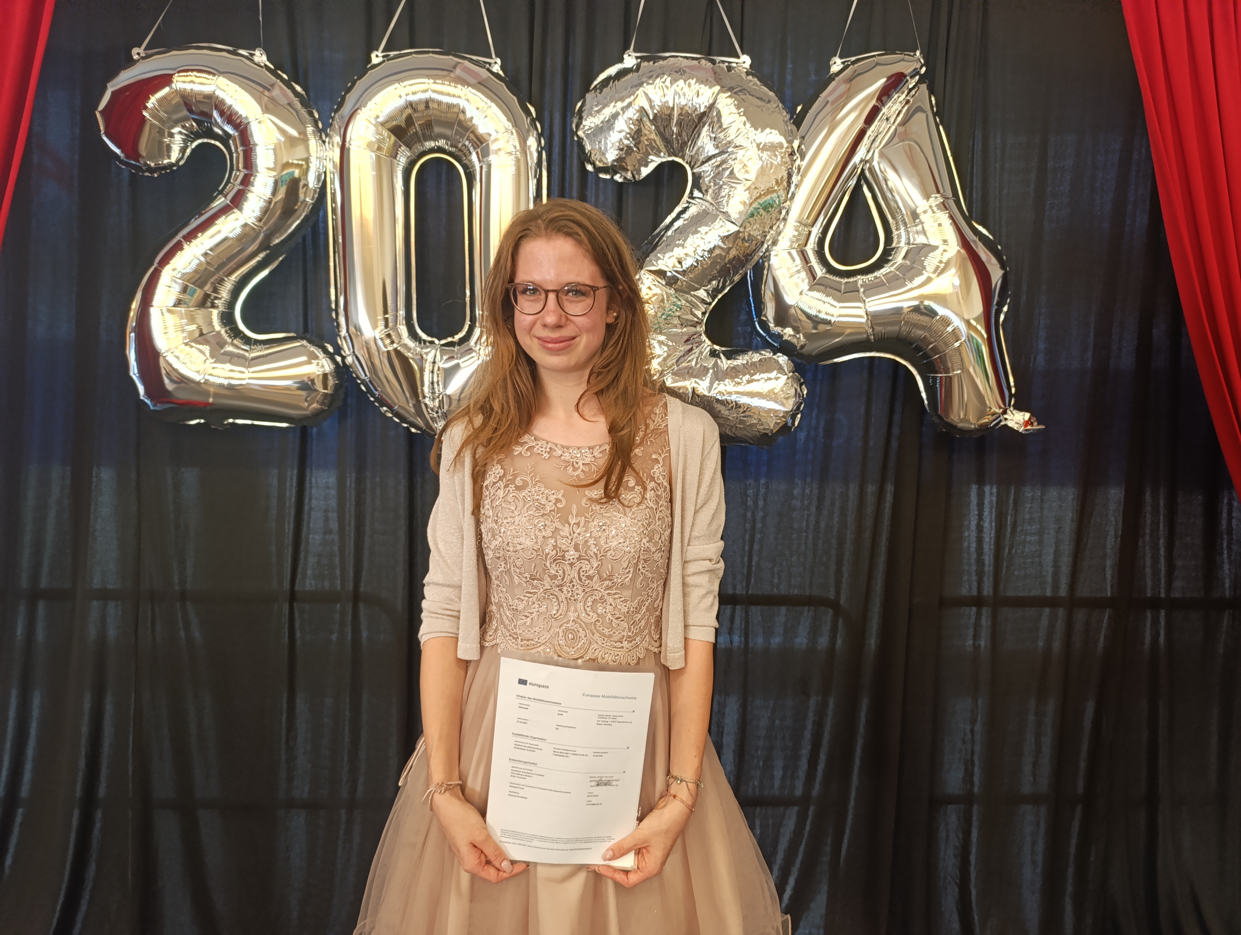 Schülerin mit Urkunde