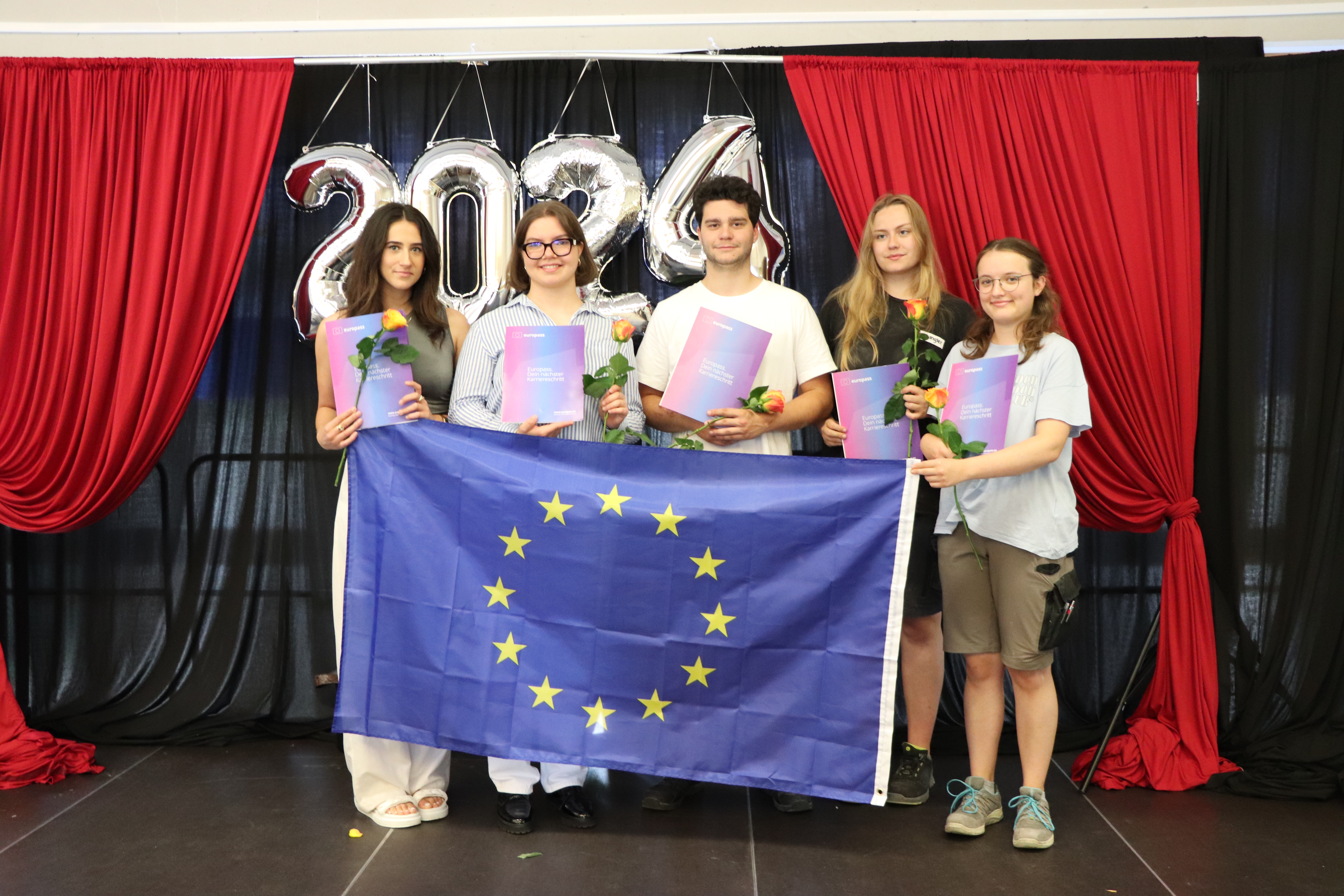 Schülerinnen und Schüler mit Europafahne und Urkunde