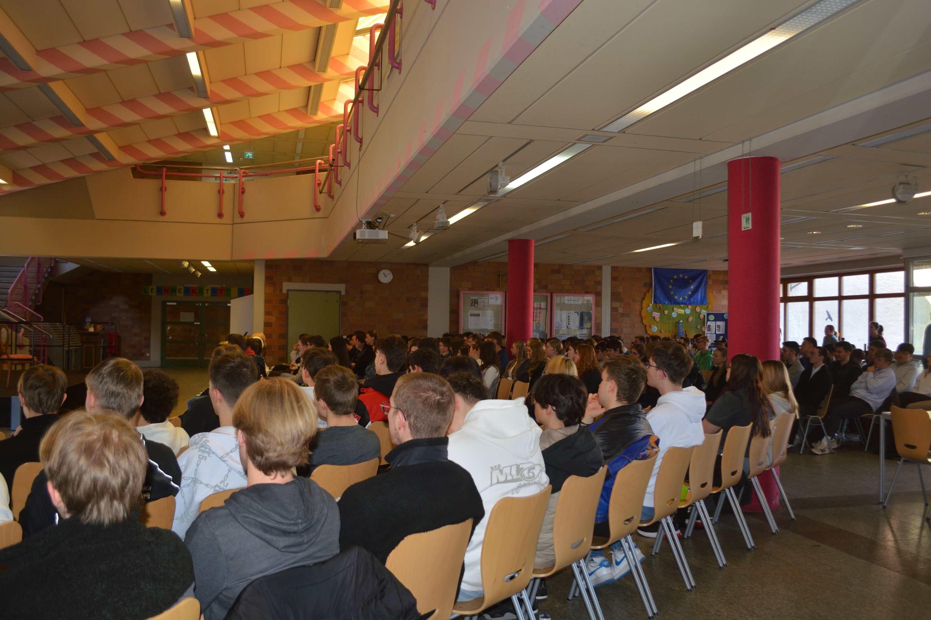 Schülerinnen und Schüler in der Aula