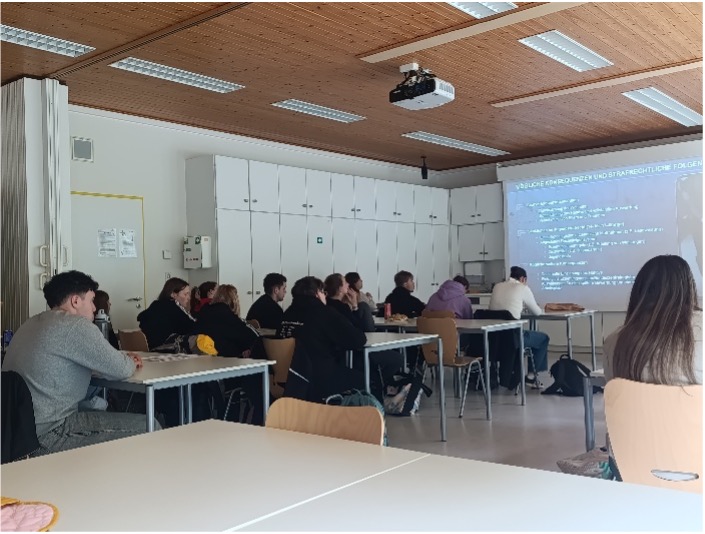 Schülerinnen und Schüler im Klassenraum