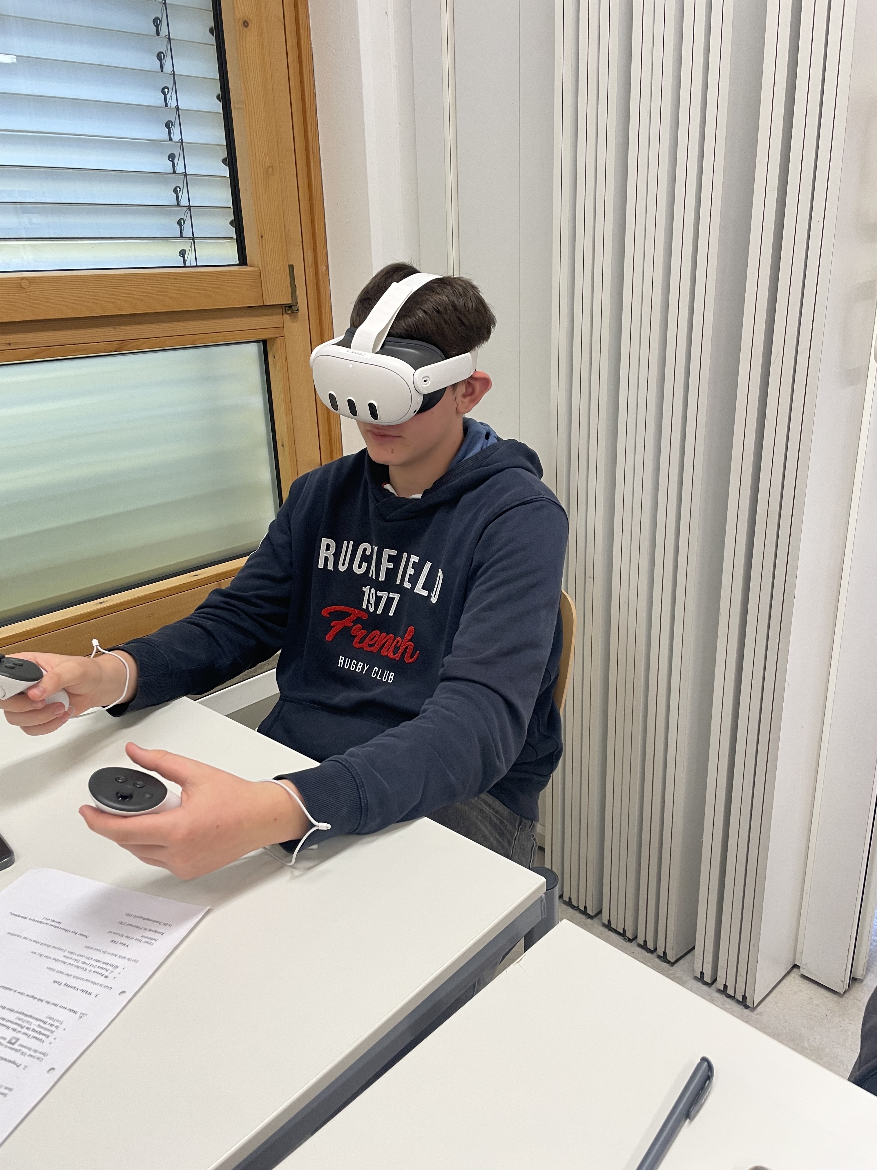 Schüler mit VR-Brille