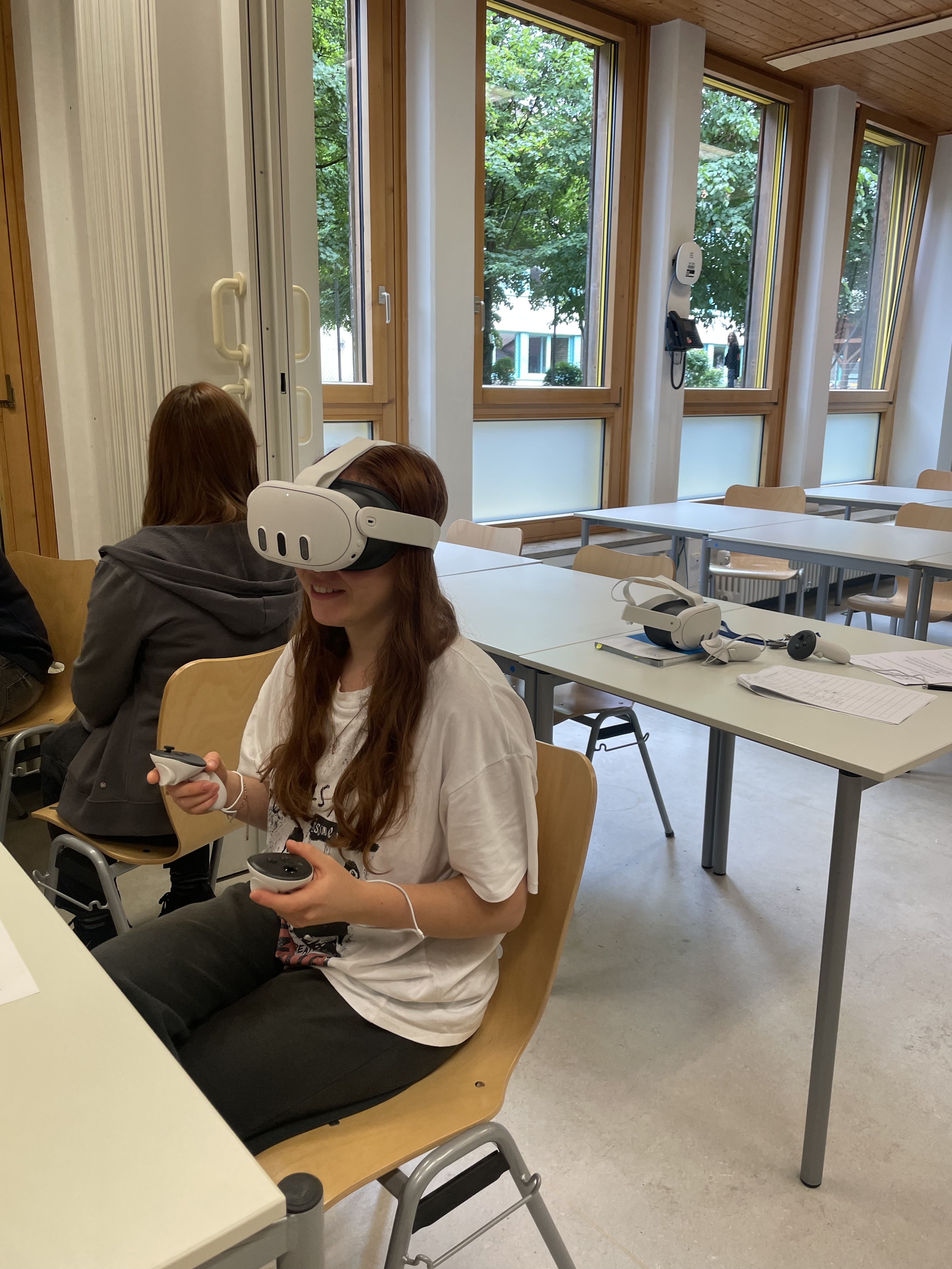 Schülerin mit VR-Brille