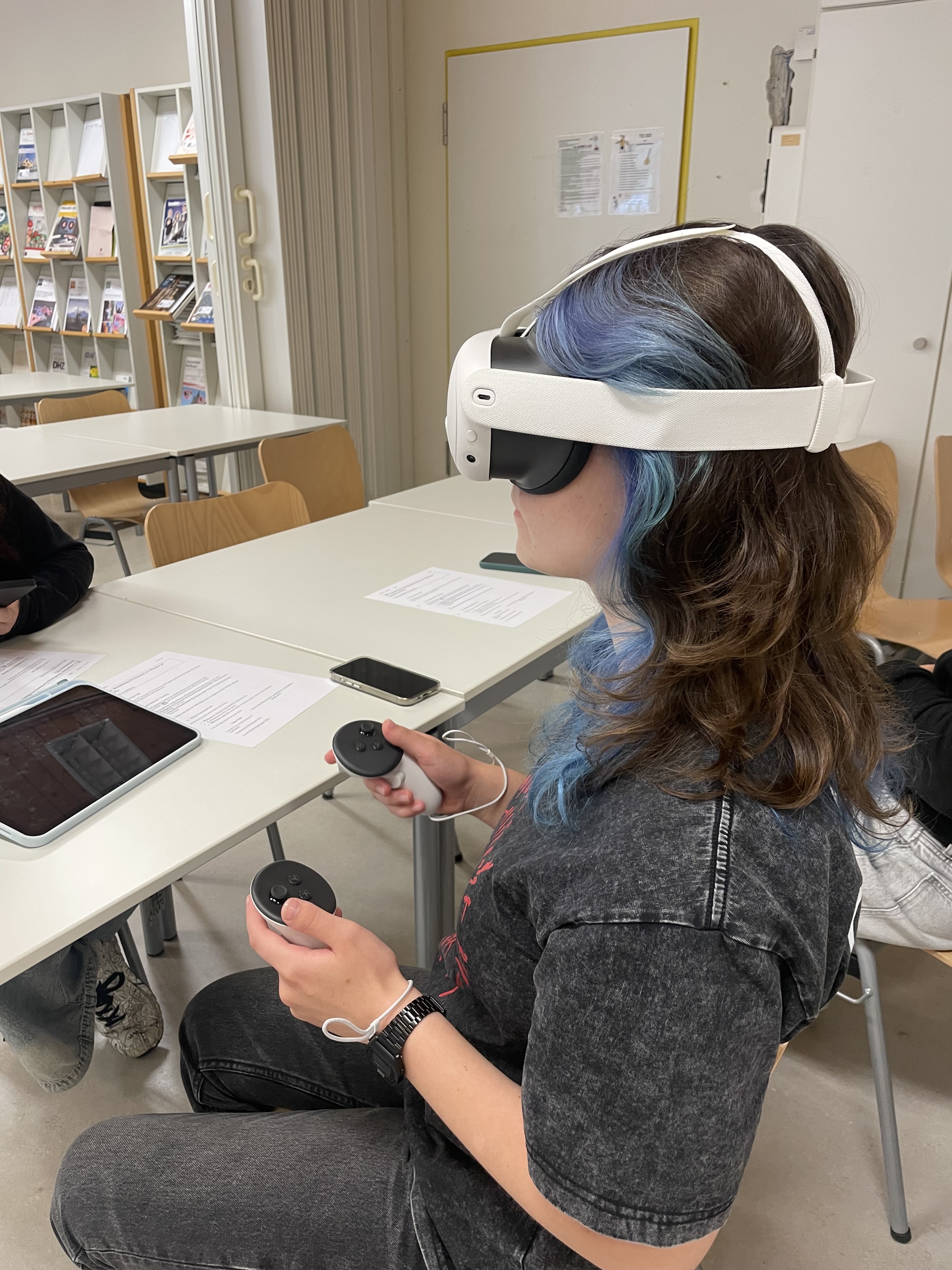 Schülerin mit VR-Brille