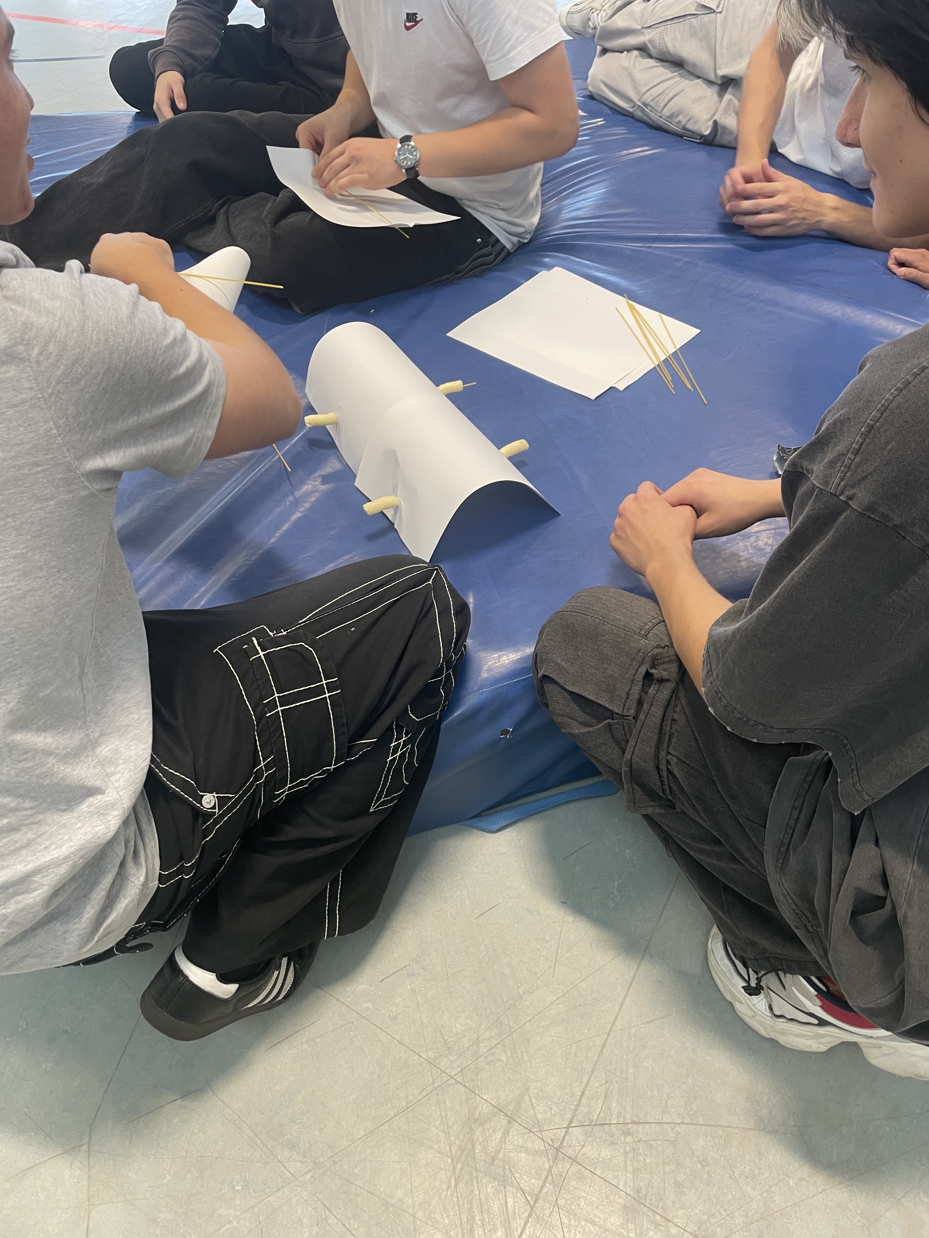 Schüler sitzend, bauen mit verschiedenen Materialien