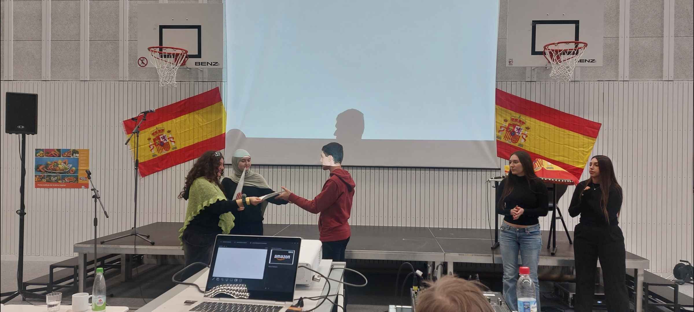 Preisverleihung, Aushändigung der Urkunde an Schüler, spanische Flagge