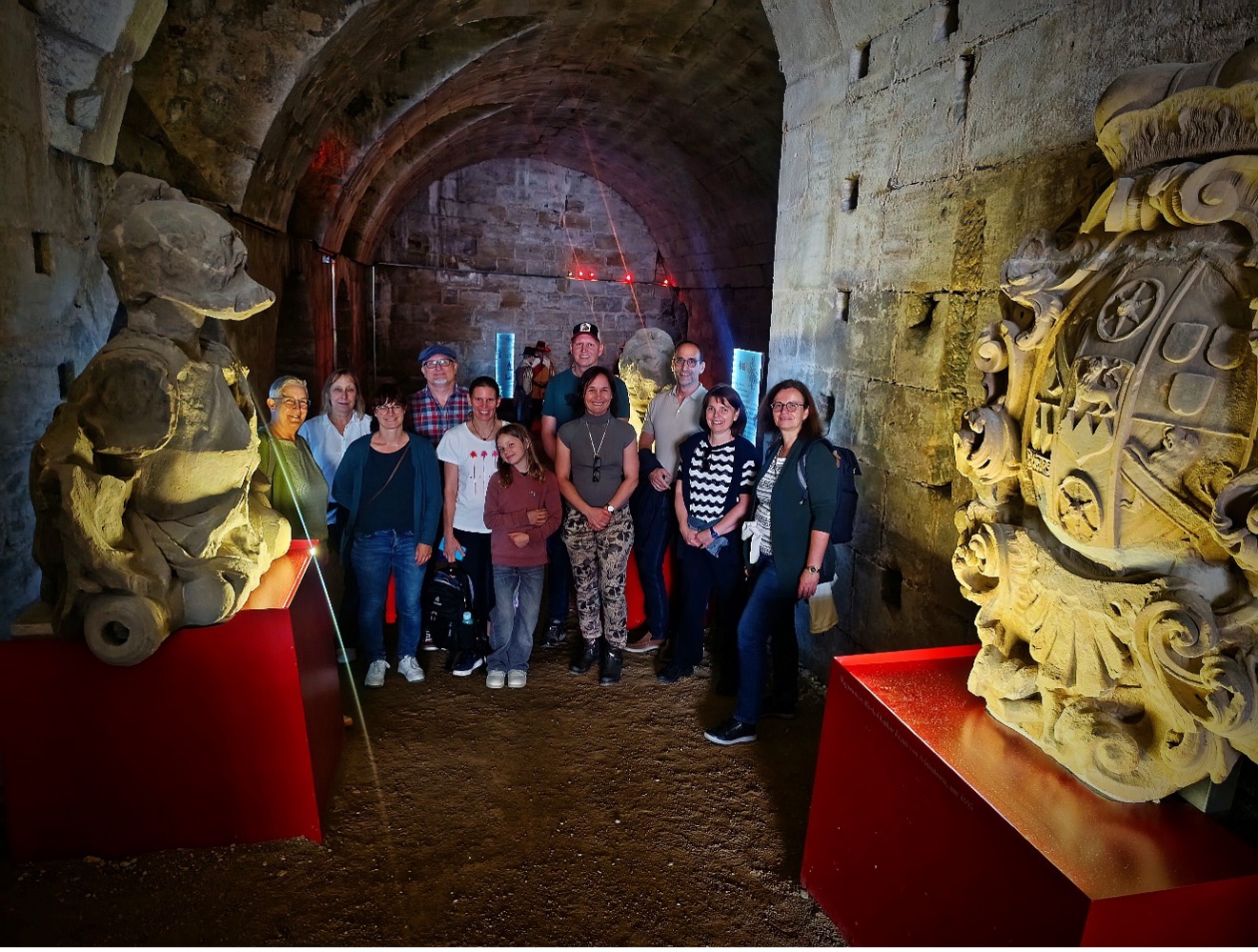 Lehrkräfte und Lernende stehend in Gewölbe