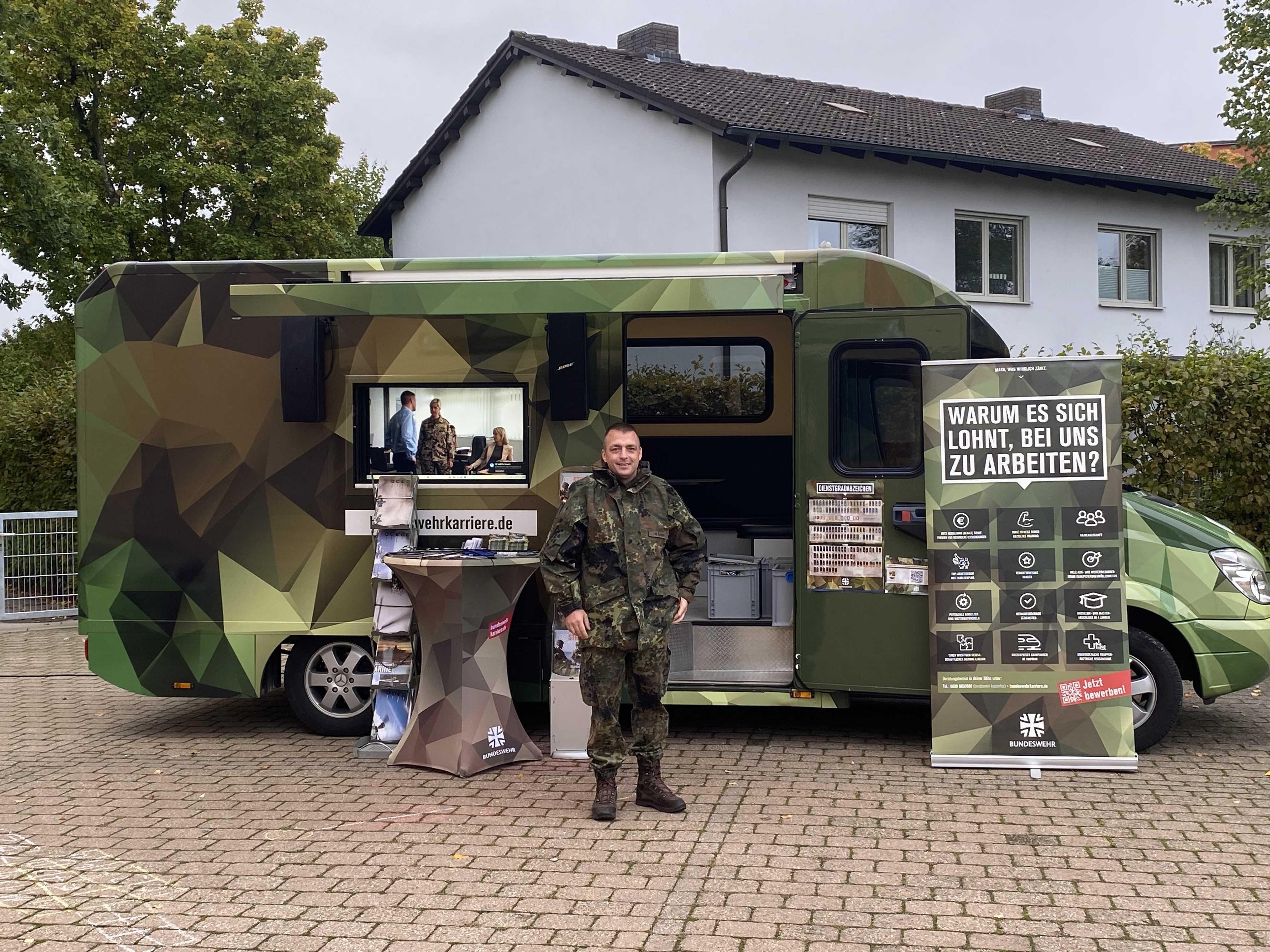 Bundeswehrsoldat vor Infotruck auf dem Pausenhof