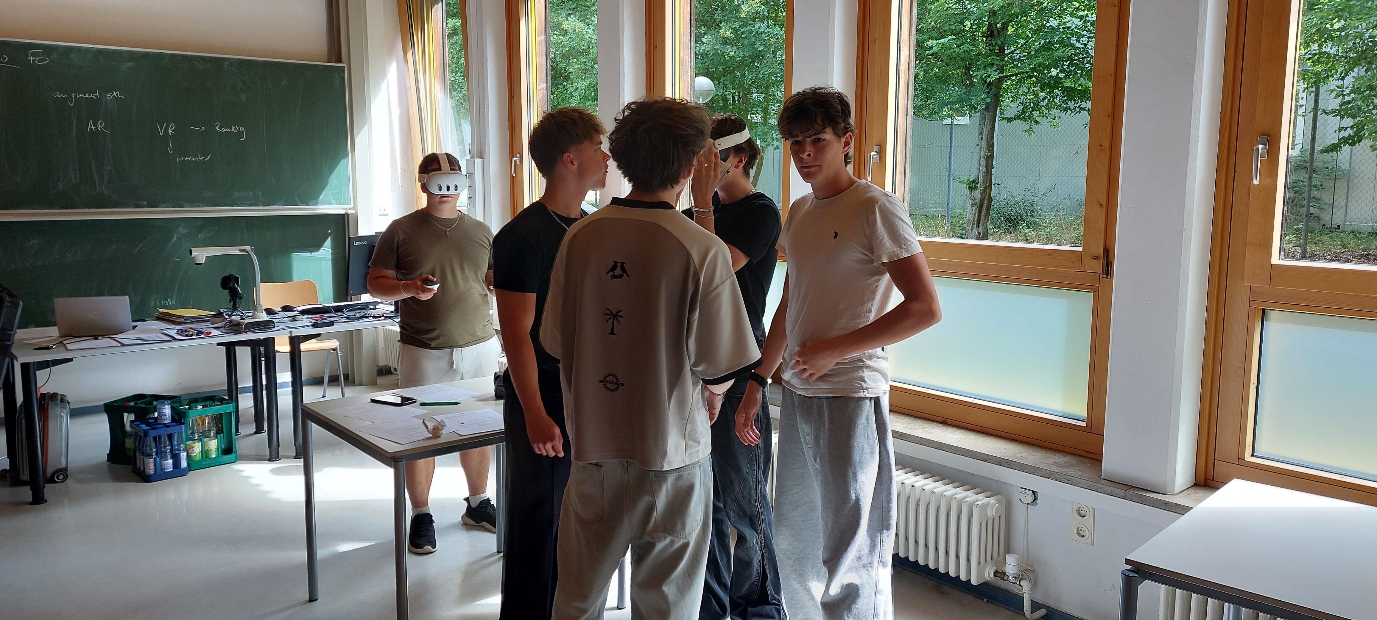 Schülergruppe mit VR-Brillen