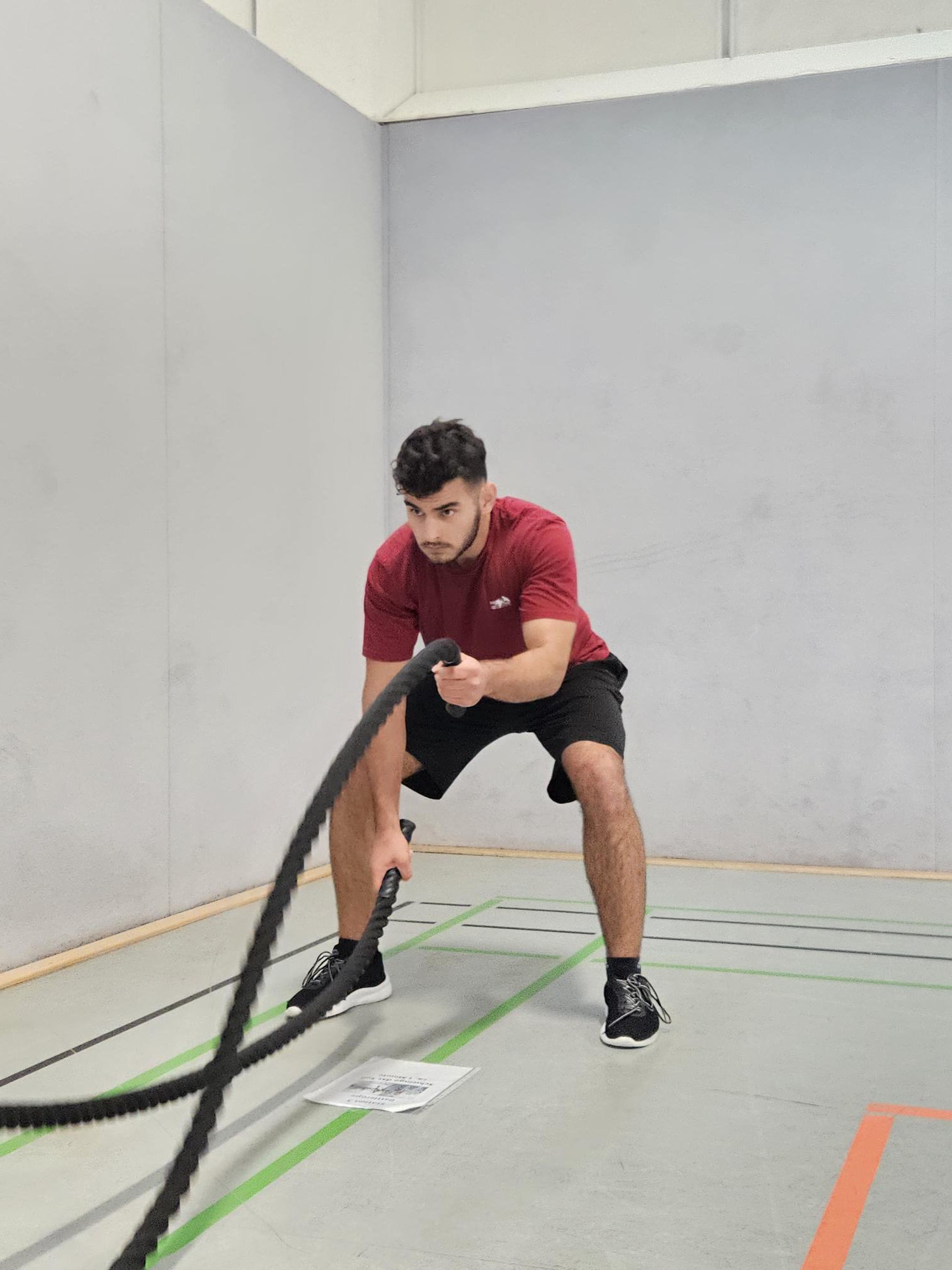 Schüler mit Battle Ropes