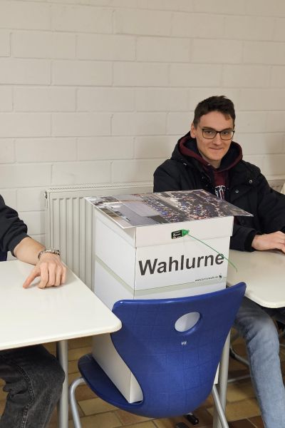 Drei Sichüler neben Wahlurne
