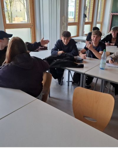 Schülerinnen und Schüler sitzend