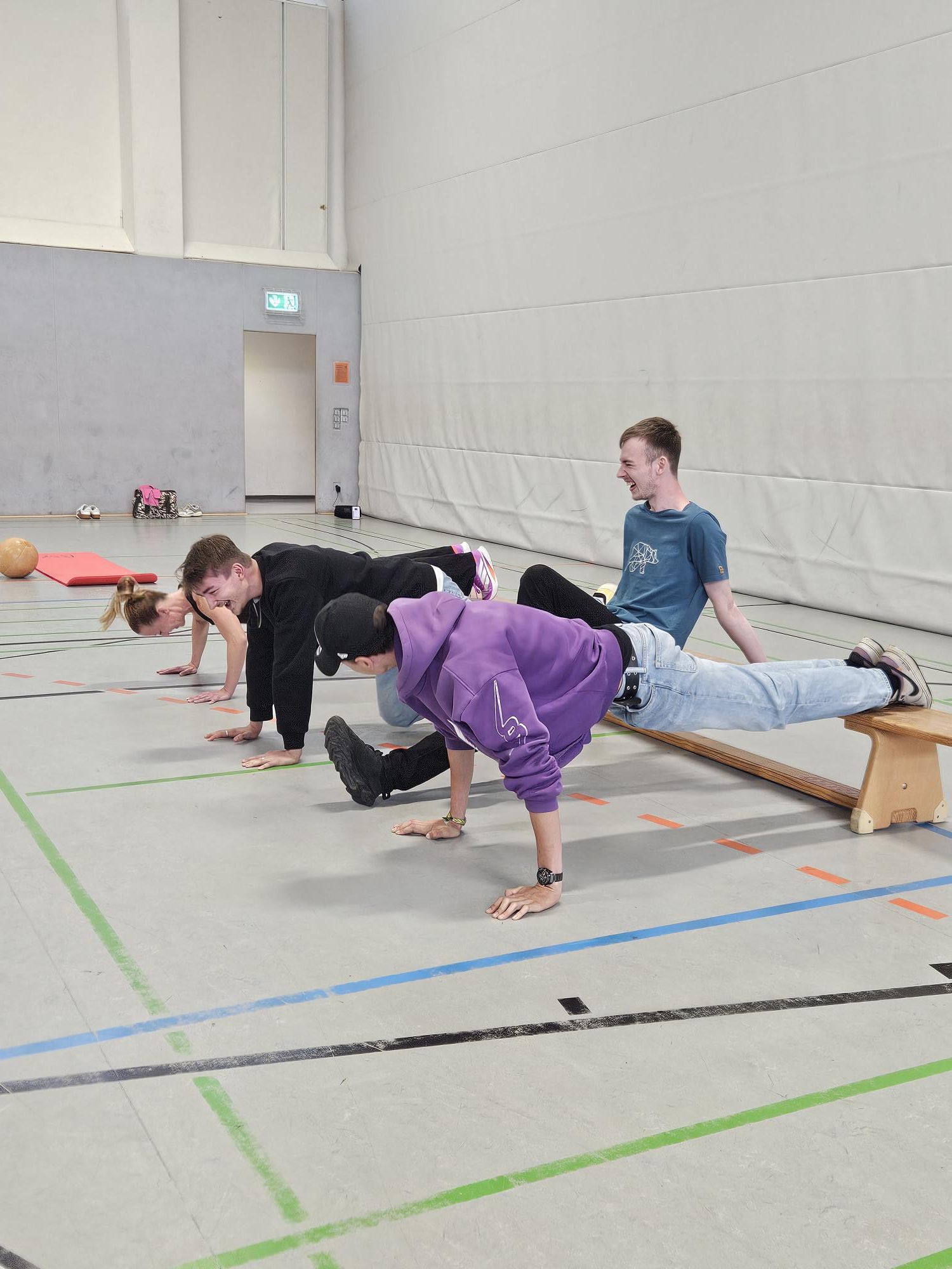 Schülerinnen und Schüler, LIegestütz an der Bank