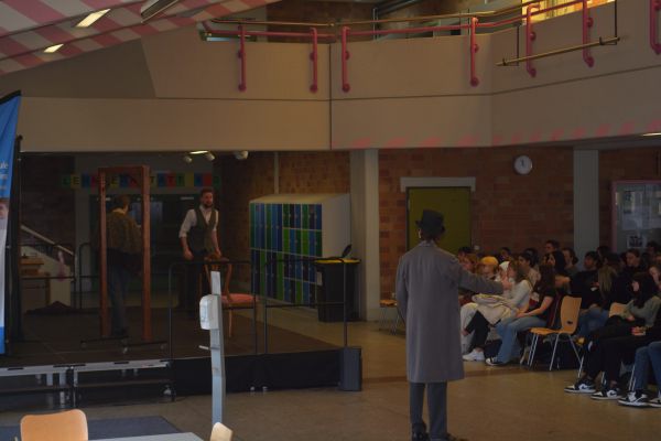 Blick auf Rücken der Schauspieler und auf Publikum