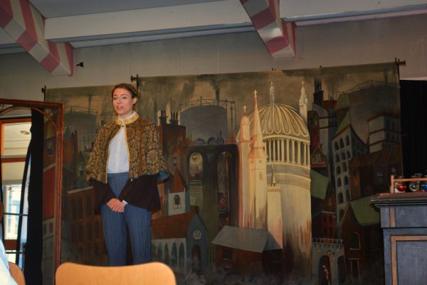 Schauspielerin vor Bühnenbild