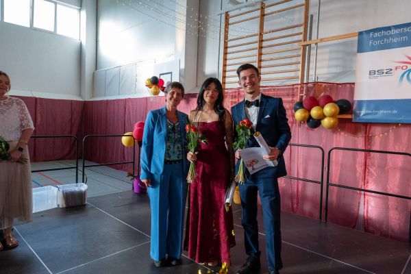 Personen stehend mit Blumen