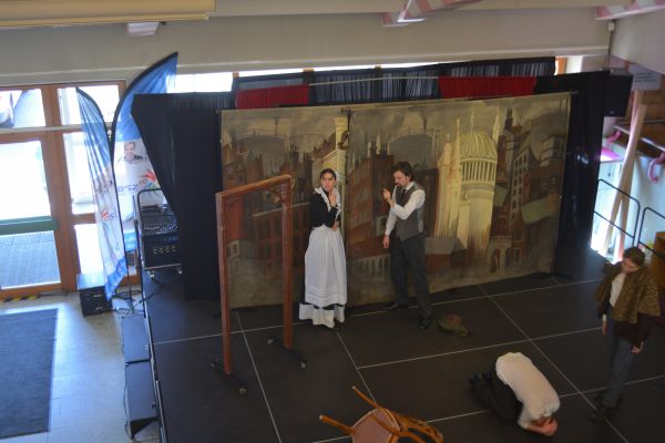 Blick auf Bühne, Schauspielerin und Schauspieler