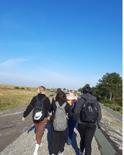 Schülergruppe während Wanderung