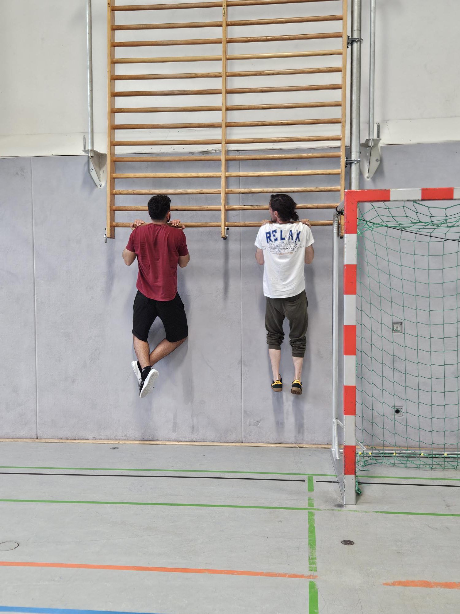 Zwei Personen an Sprossenwand