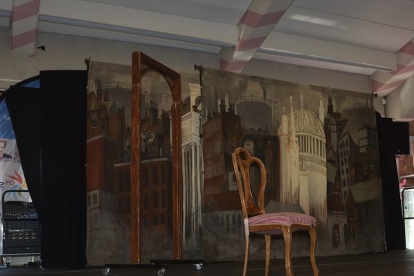 Bühnenbild mit Stuhl im Vordergrund