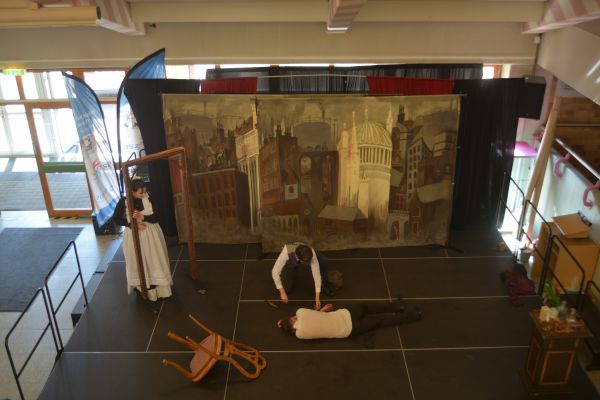 Blick auf Bühne, Schauspielerin und Schauspieler, Stuhl umgekippt