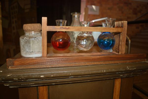 drei Reagenzgläser unterschiedlicher Farbe