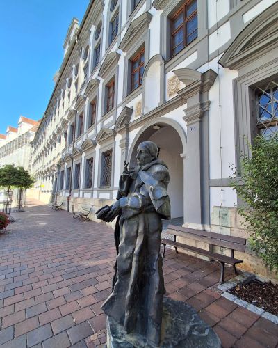 Außenansicht ALP mit Statue des Hl. Ulrich