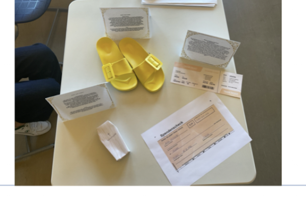 Sarg, Fahrschein, gelbe Schuhe, Spendencheck