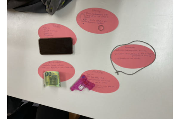 Geld, Pistole, Kette, Telefon, Ring