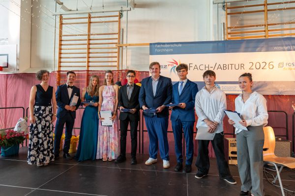 Personengruppe mit Urkunden