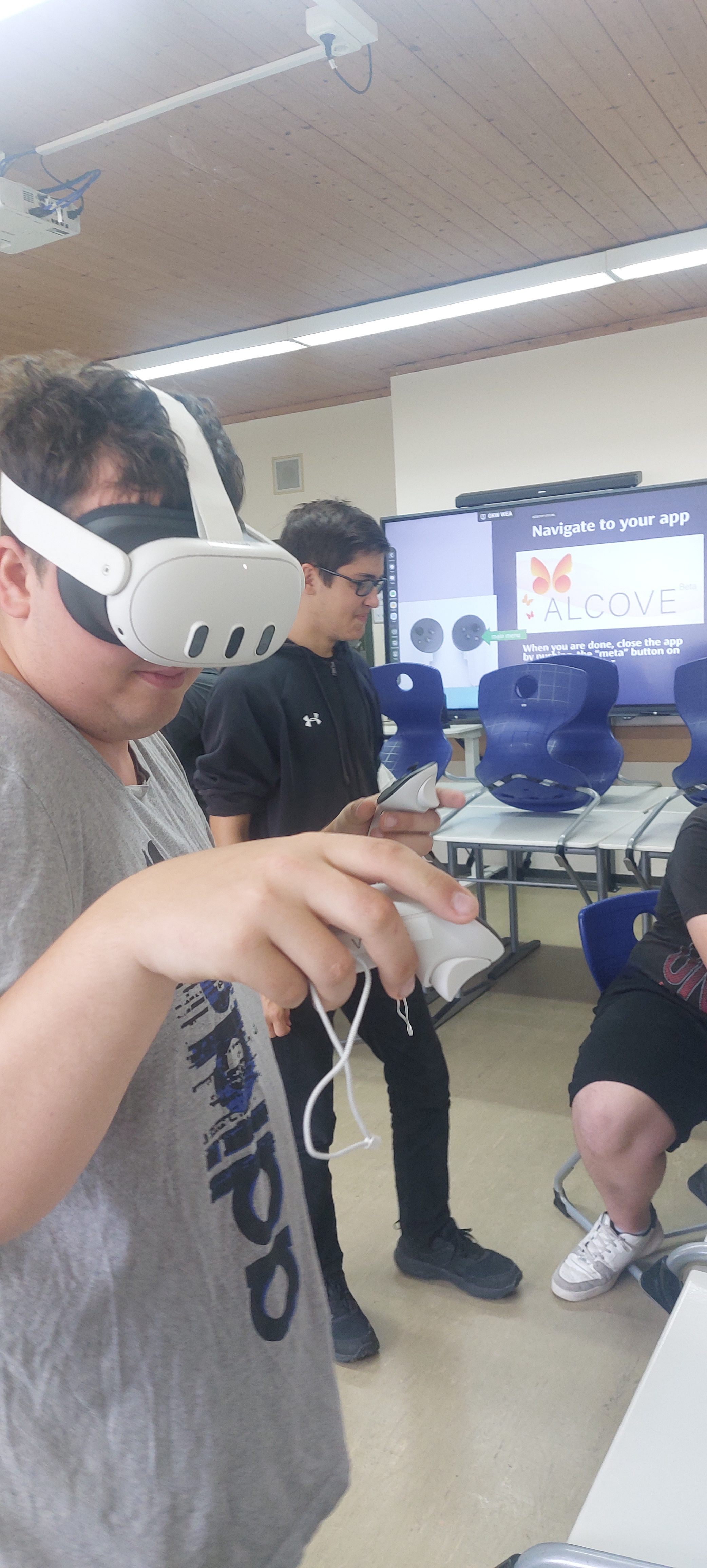 Ein Schüler mit VR-Brille, ein Schüler ohne