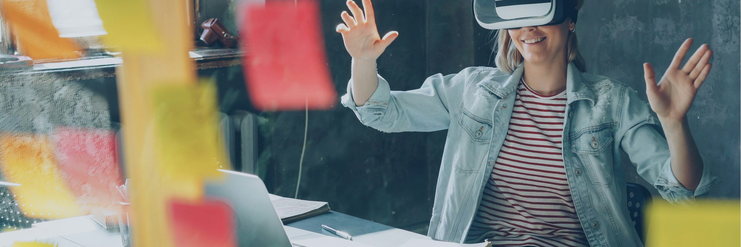 Frau mit VR-Brille
