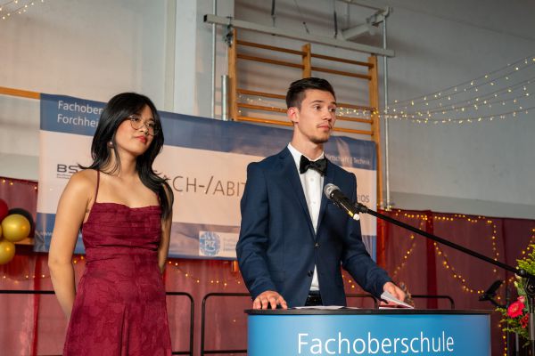 Personen vor Rednerpult