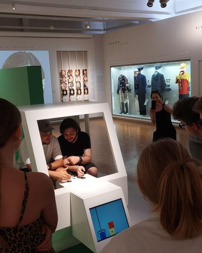 Schülerpaar sitzend in Museumsobjekt