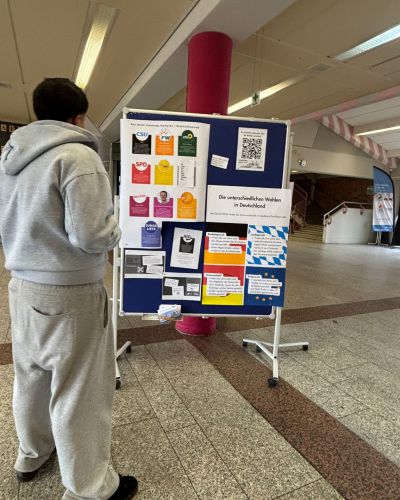 Schüler vor Infotafel