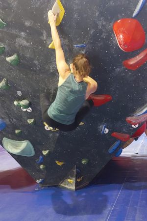 Lehrkraft beim Bouldern