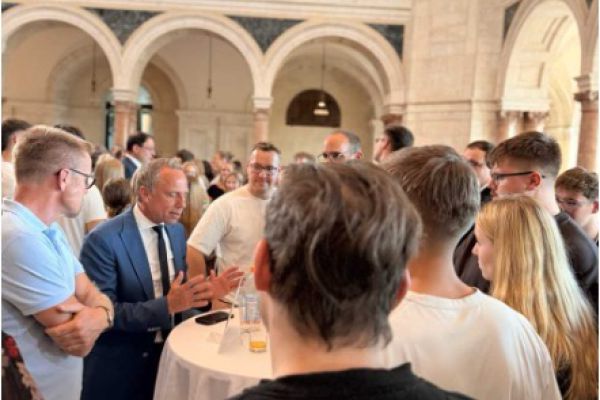 Personen stehend und diskutierend mit Staatsminister Thorsten Glauber