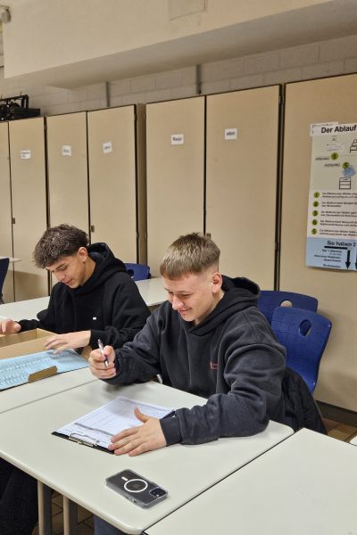 Zwei Schüler mit Stimmzettel