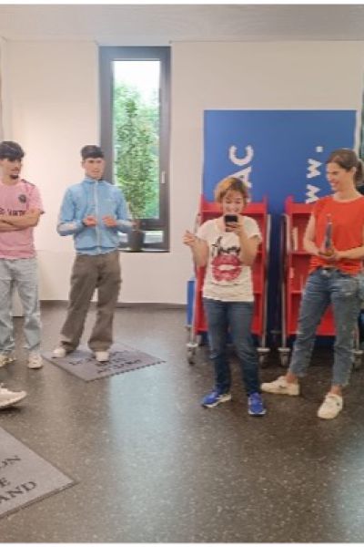 Personengruppe stehend; Präsentation einiger Personen