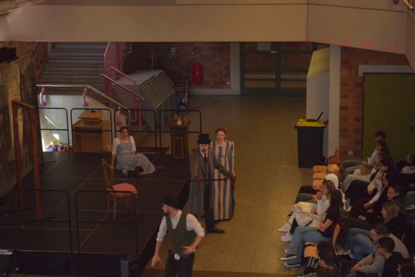 Blick auf die Bühne, vier Schauspielerinnen und Schauspieler