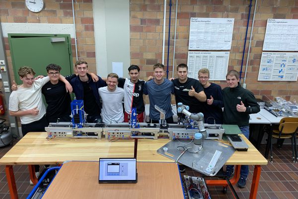Personengruppe im Werkraum