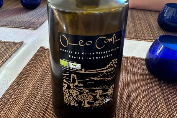 Olivenölflasche mit Verkostung