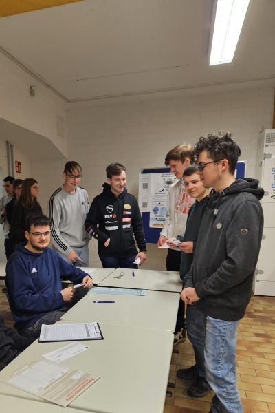 Mehrere Schülerinnen und Schüler im Wahllokal