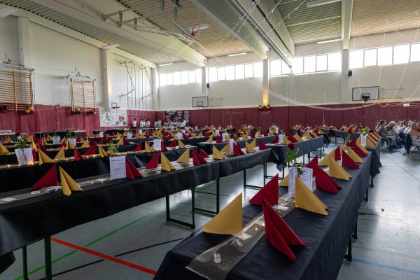 Blick auf die festlich dekorierte Turnhalle