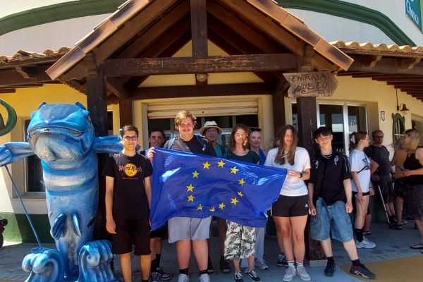 Schülerinnen und Schüler vor Thunfischfabrik