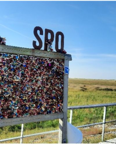 Tafel mit Vorhängeschlössern