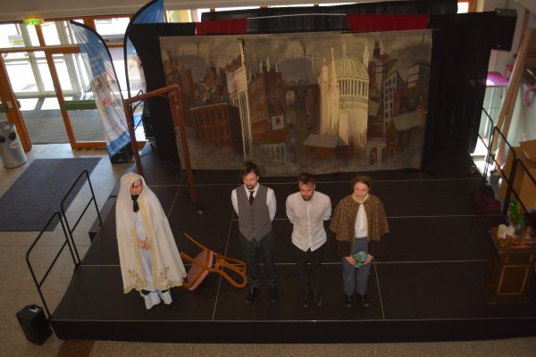 Blick auf Bühne, vier Schauspielerinnen und Schauspieler empfangen Applaus