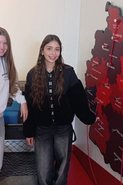 Zwei Schülerinnen stehend neben Deutschlandkarte