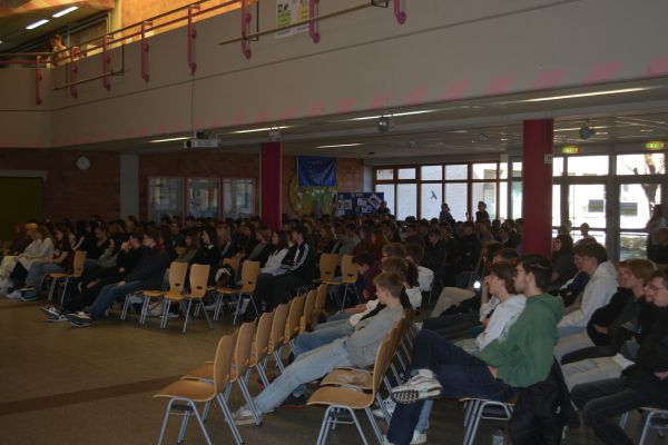 Aula mit Schülerinnen und Schülern